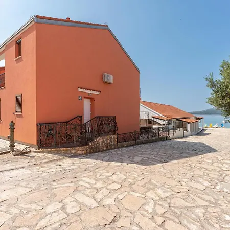 Lovely In * 비오그라드나모루