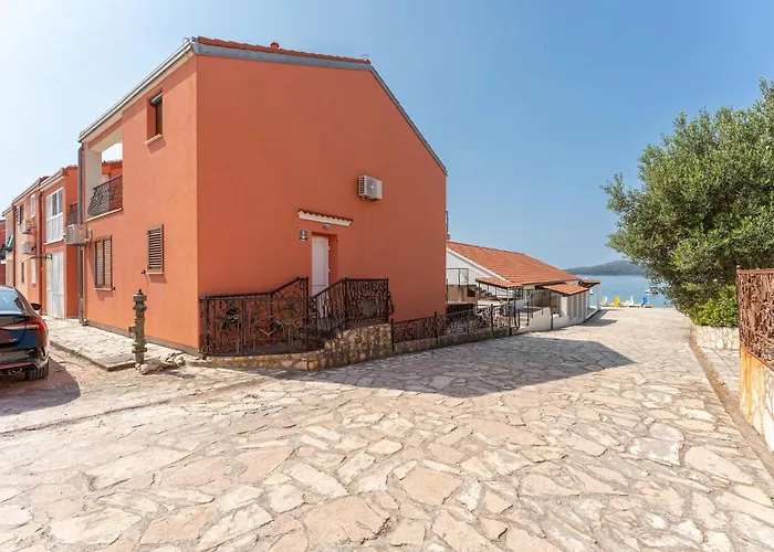 Lovely In * 비오그라드나모루